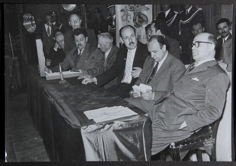 Reggio Emilia, 1955, Teatro Valli, Festeggiamenti per l'80° di Alcide Cervi, consegna di una targa celebrativa ad Alcide Cervi